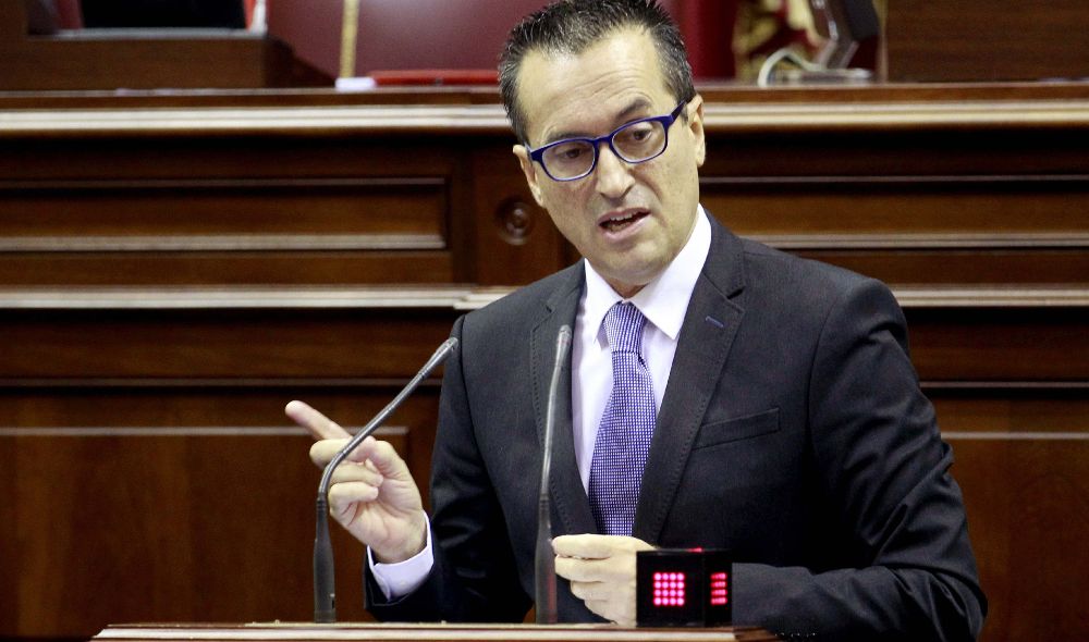 El presidente del grupo Nacionalista Canario, José Miguel Ruano, durante una de sus intervenciones en la sesión plenaria del Parlamento de Canarias.