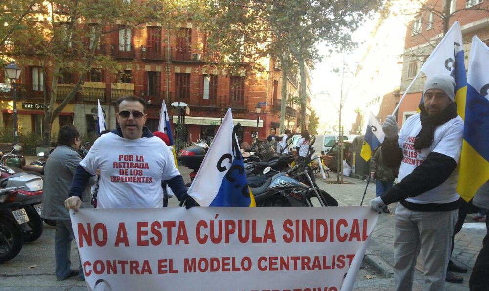 Manifestantes de CCOO Canarias protestaron ayer a la puerta de la sede confederal del sindicato, en Madrid.