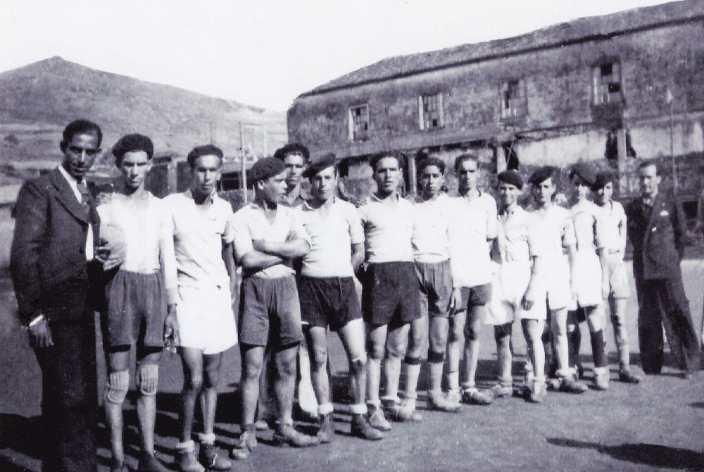 Equipo de fútbol del Sporting Club Canarias (1938). A la derecha, vestido de negro, Jesús Martín Escobar