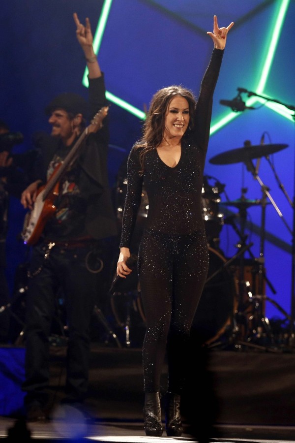 La cantante Malú durante su actuación en la gala de entrega de los premios 40 Principales 2014 en el Palacio de los Deportes de la Comunidad de Madrid.