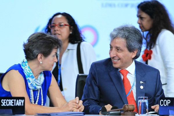 El presidente de la Conferencia de la ONU sobre cambio climático (COP20), el ministro peruano del Ambiente, Manuel Pulgar- Vidal (d), en compañía de la secretaria ejecutiva de la Convención Marco de las Naciones Unidas (CMNUCC), Christiana Figueres (i), tras hablar el viernes 12 de diciembre de 2014, ante el plenario para informar sobre los avances de la negociación del documento que debe sentar las bases del acuerdo que se adopte en París para sustituir a partir de 2020 al protocolo de Kioto.