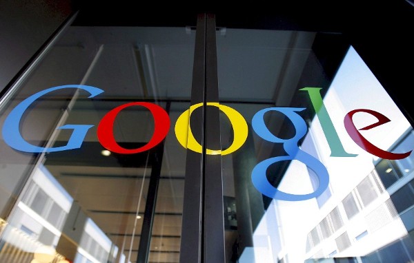 El logotipo de Google rotulado con letras de vinilo en la puerta de entrada del nuevo centro de tecnología de Google en Zúrich, Suiza.
