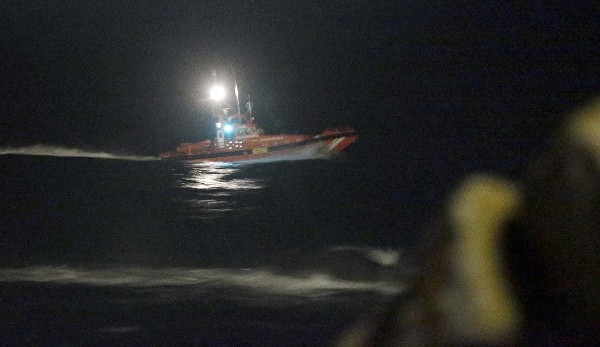 Una lancha Salvamar en las inmediaciones del faro de Corrubedo, en Ribeira (A Coruña), donde tres tripulantes desaparecieron a bordo del barco Paquito II. 