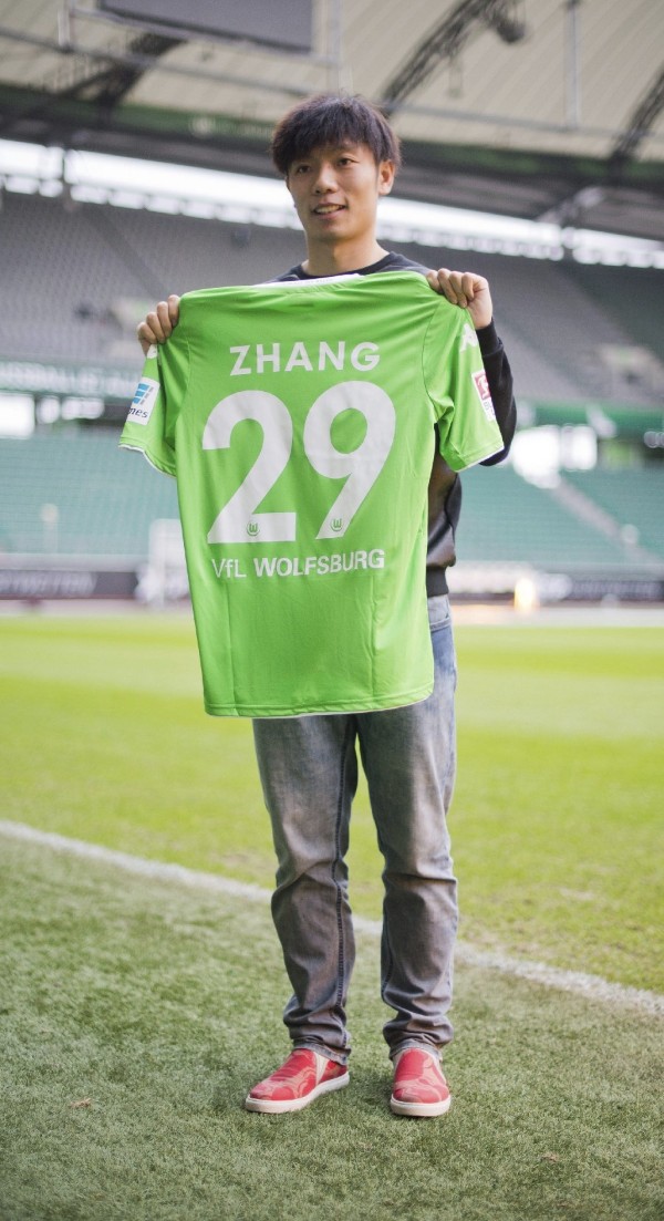 El nuevo fichaje del Wolfsburg Xizhe Zhang posa durante su presentación en Volkswagen Arena en Wolfsburgo (Alemania).