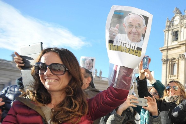 Fotografía facilitada por L'Osservatore Romano de varios fieles mientras esperan la llegada del papa Francisco a la Plaza de San Pedro del Vaticano el día de su cumpleaños.