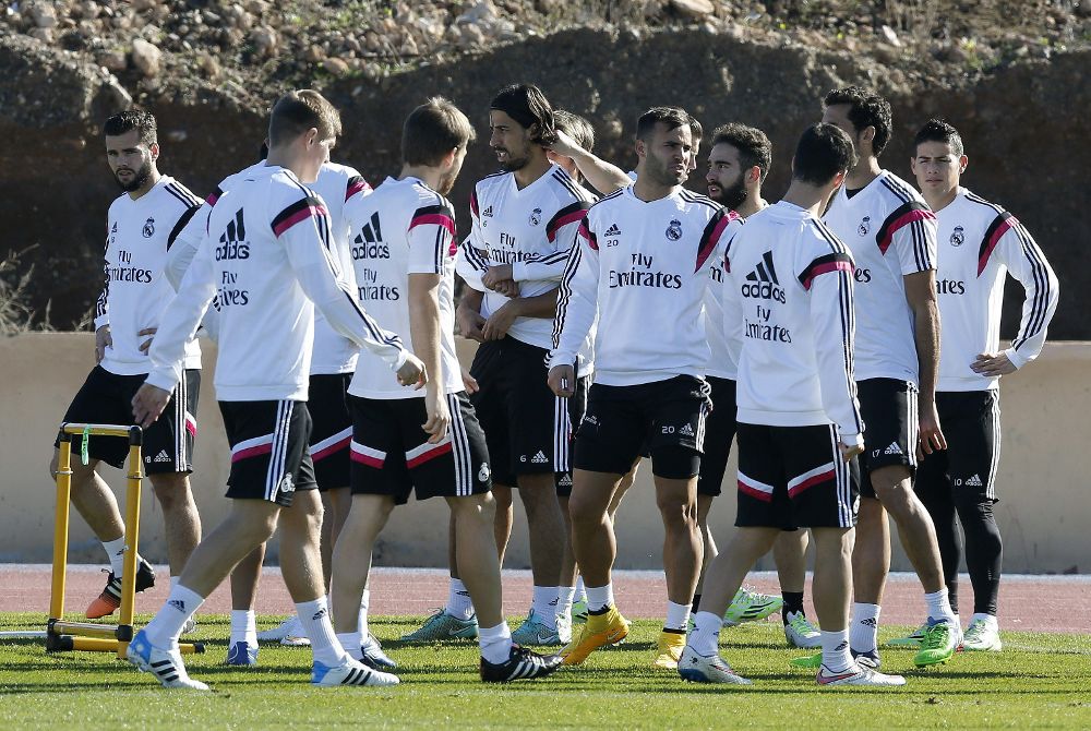 Los jugadores del Real Madrid, durante el entrenamiento de hoy.