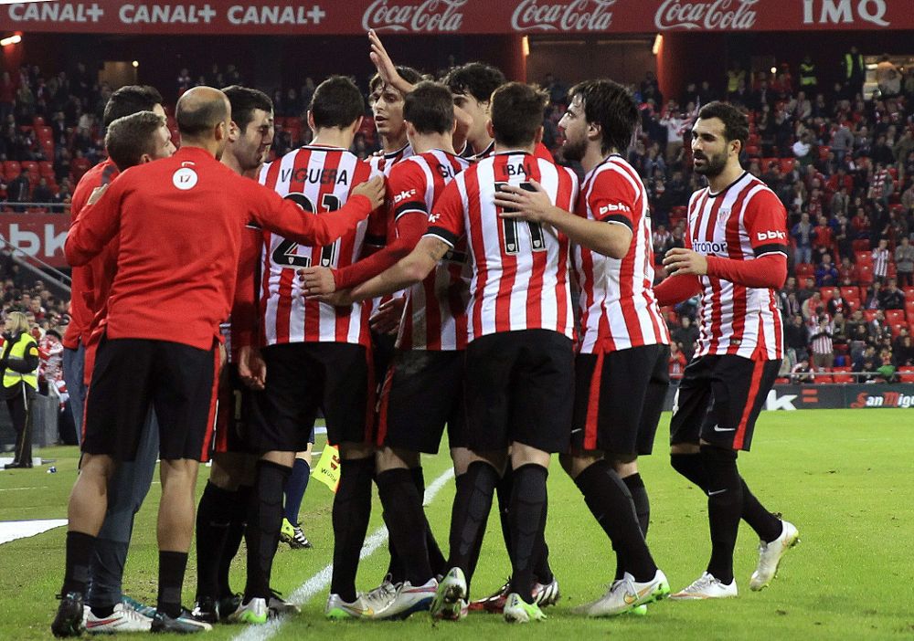 Los jugadores del Athletic de Bilbao celebran el gol.