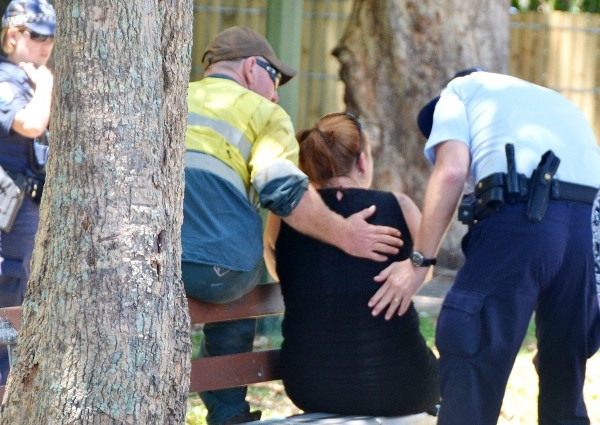 Policías confortan a una mujer hoy, viernes 19 de diciembre de 2014, en Manoora (Australia). 