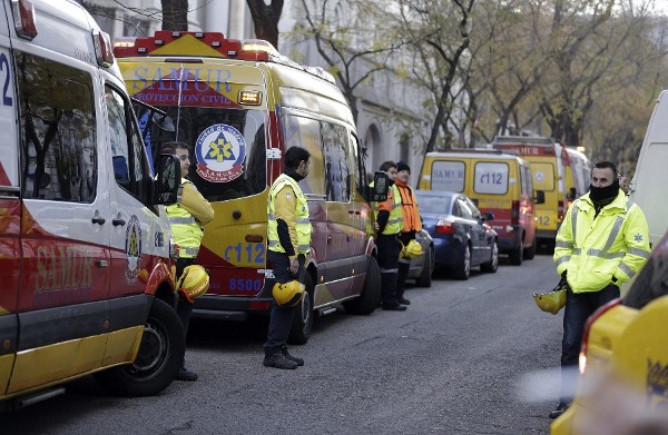 Varias ambulancias del SAMUR permanecen en los alrededores de la calle Génova de Madrid.