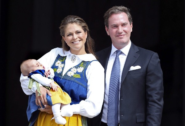 Fotografía de archivo fechada el 6 de junio de 2014 que muestra a la princesa Magdalena de Suecia (i) sosteniendo en brazos a su hija, la princesa Leonor, y junto a su marido, Christopher O'Neill, durante una visita al Palacio Real como parte de las celebraciones del Día Nacional, en Estocolmo, Suecia. 