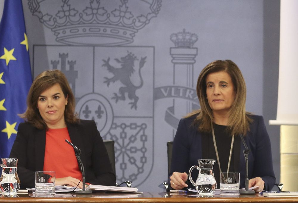 La vicepresidenta del Gobierno español Soraya Sáenz de Santamaría (iz) y la ministra dede Empleo, Fátima Báñez, durante la rueda de prensa posterior al último Consejo de Ministros del año.