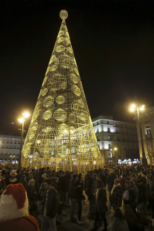 Detalle del árbol de Navidad instalado en la Puerta del Sol de Madrid, donde cientos de personas aprovechan para realizar las compras de Navidad.