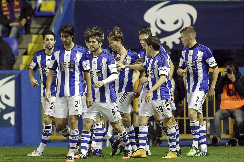 Los jugadores de la Real Sociedad celebran el gol de Canales.