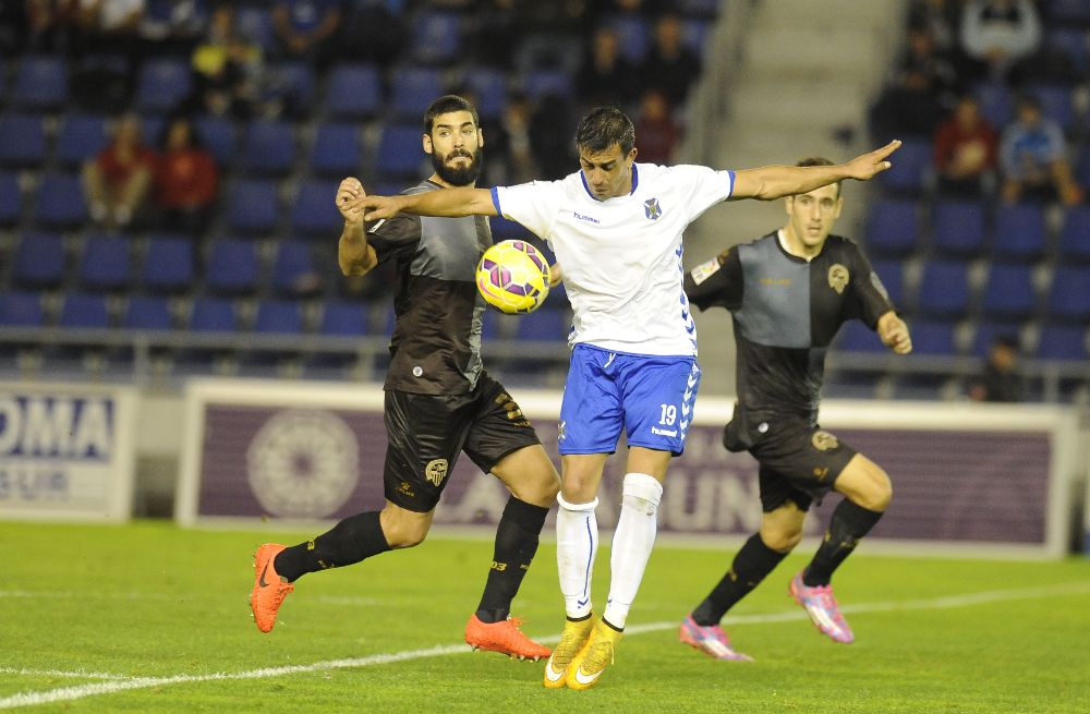 Una jugada del encuentro de hoy disputado en el Heliodoro Rodríguez López entre Tenerife y Sabadell.
