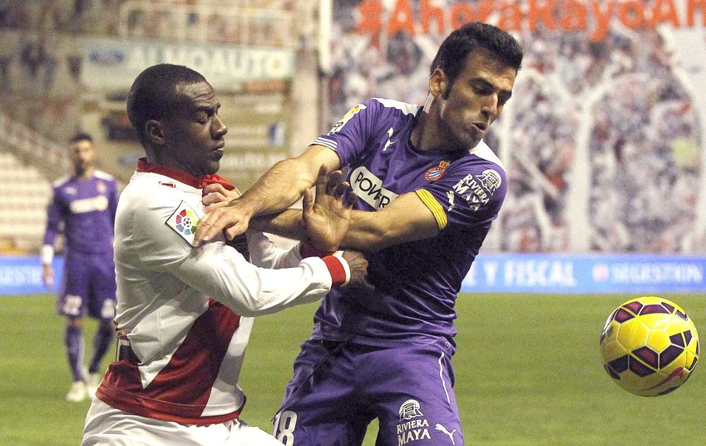 El jugador francés del Rayo Vallecano Kakuta (i) pelea por un balón con Fuentes.