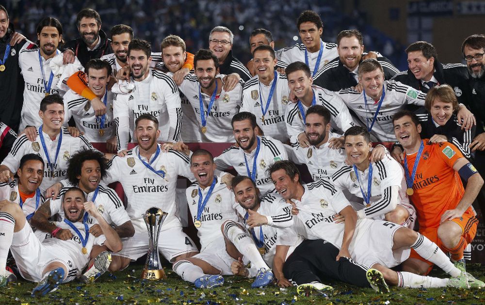 Los jugadores del Real Madrid posan con el trofeo de campeones del Mundial de Clubes.