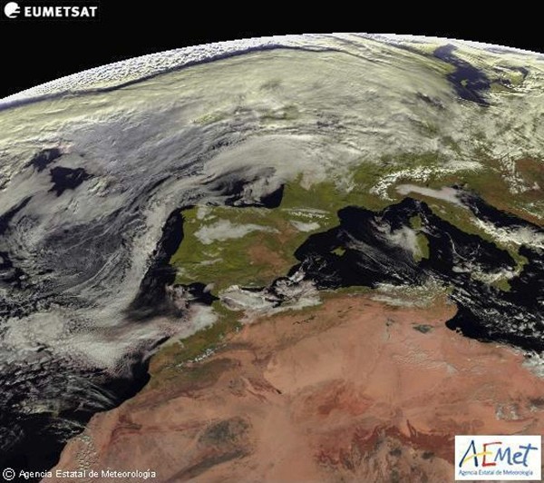 Imagen tomada por el satélite Meteosat para la Agencia Estatal de Meteorología (Aemet) que prevé para hoy lunes, predominio de cielo poco nuboso, con áreas de nubes bajas en zonas del interior peninsular, el Estrecho, litoral sureste y Melilla, donde no se descarta alguna lluvia débil ocasional. 