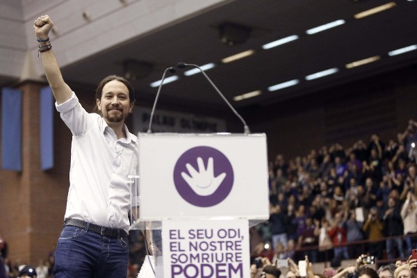 El secretario general de Podemos, Pablo Iglesias, durante su intervención en el mitin celebrado en el pabellón de Vall d'Hebron, en Barcelona. 