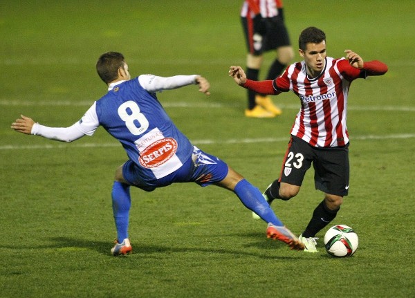 El centrocampista del Athletic Ager Aketxe (d) y el centrocampista del Alcoyano Julio de Dios Moreno, durante el partido de ida de dieciseisavos de final de la Copa del Rey.
