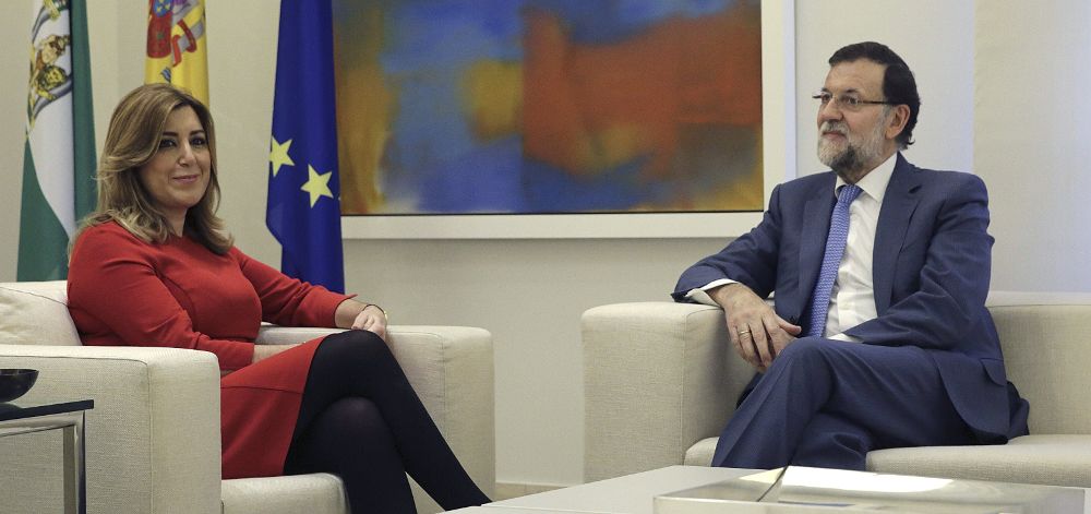 Mariano Rajoy conversa con la presidenta de Andalucía, Susana Díaz, durante la entrevista que han mantenido hoy en el Palacio de la Moncloa. 