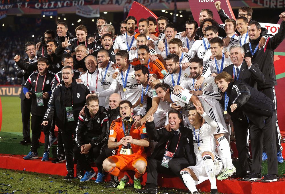 Jugadores y cuerpo técnico del Real Madrid posan con el trofeo.