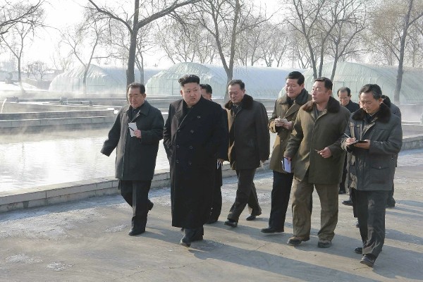 Fotografía facilitada hoy, martes 23 de diciembre de 2014, por el periódico norcoreano Rodong Sinmun que muestra al líder norcoreano, Kim Jong-un, visitando una piscifactoría en Pionyang (Corea del Norte).