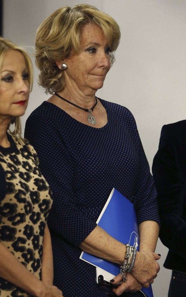 La presidenta del PP de Madrid, Esperanza Aguirre, junto a Australia Navarro.