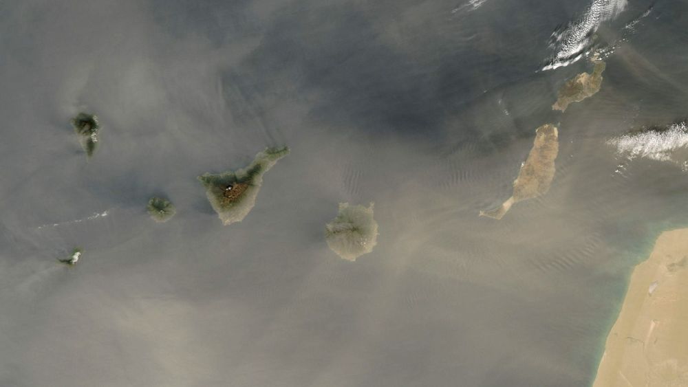 Imagen tomada por la Nasa entre las 14.00 y las 15.30 horas de hoy muestra la gran cantidad de polvo del Sahara que los vientos están desplazando sobre las Islas Canarias, generando el fenómeno meteorológico de la calima.