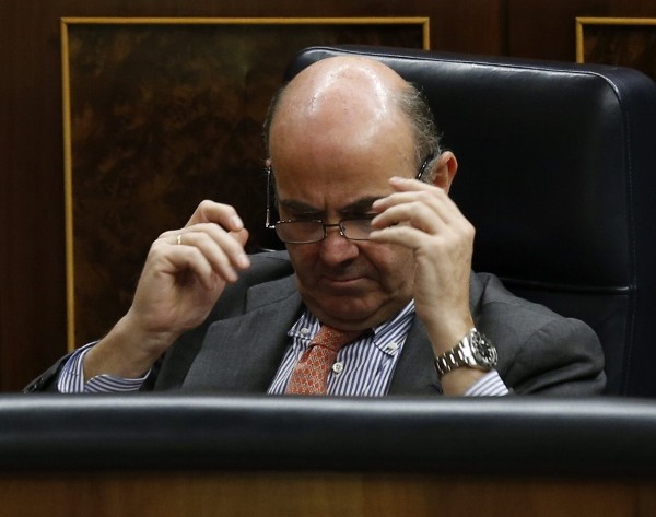 El ministro de Economía, Luis de Guindos, en su escaño.
