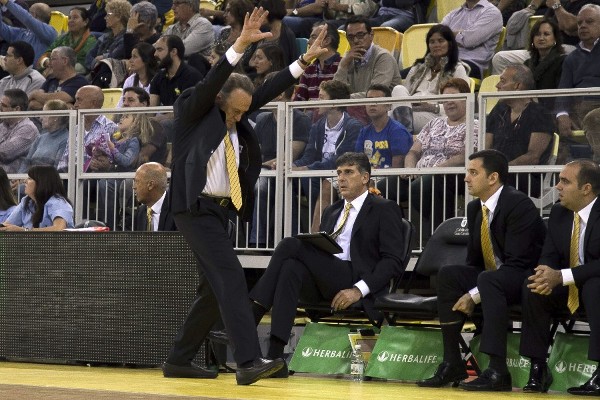 El entrenador del Herbalife Gran Canaria, Aito García Reneses, gesticula en el partido ante el Gipuzkoa Basket.