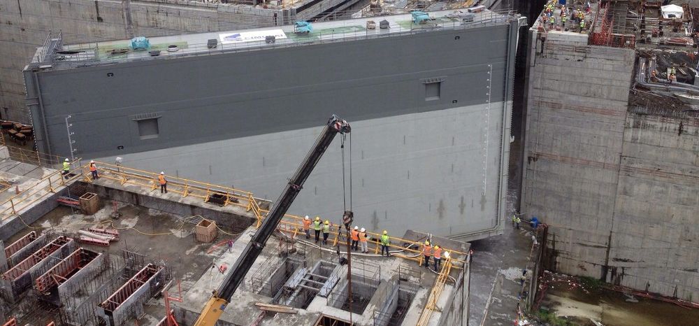 Fotografía cedida por el Grupo Unidos por el Canal (GUPC), que muestra la instalación en su ubicación final de la primera de las 16 compuertas de las nuevas esclusas.