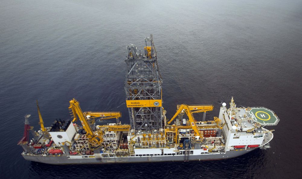 Fotografía facilitada por Repsol del Rowan Renaissance, el buque que la empresa utiliza para las prospecciones en busca de petróleo en Sandía.