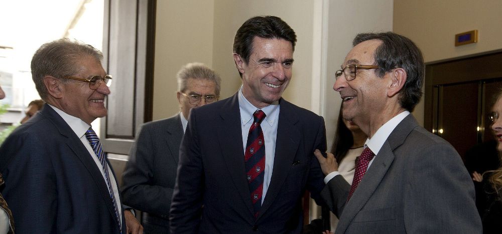 El ministro de Industria, Energía y Turismo, José Manuel Soria (c), saluda al presidente del Parlamento de Canarias, Antonio Castro (d), en una imagen de archivo.