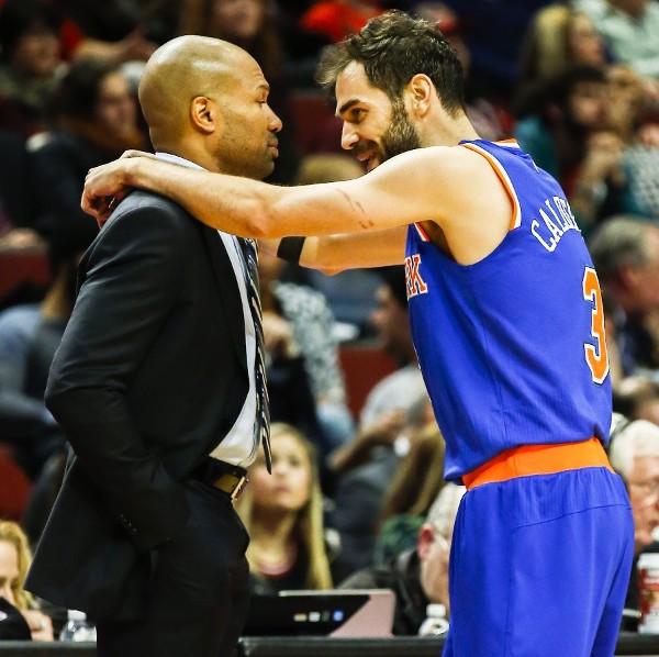 El español Jose Calderon (d) de los Knicks habla con el entrenador Derek Fisher (i) durante un partido de la NBA.