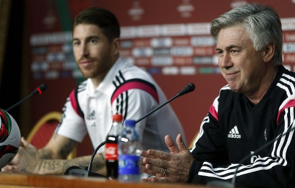 El entrenador del Real Madrid, el italiano Carlo Ancelotti (d), y el segundo capitán del equipo, Sergio Ramos.