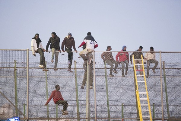 Inmigrantes de origen subsahariano en un anterior intento de entrada a Melilla.