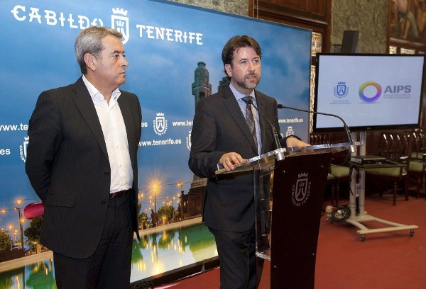 El presidente del Cabildo de Tenerife, Carlos Alonso (d), y el vicepresidente de la corporación insular, Aurelio Abreu.