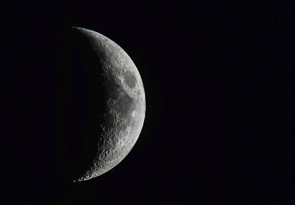 Vista de la luna sacada desde la localidad de Lengenfeld, Alemania el 26 de diciembre de 2014.