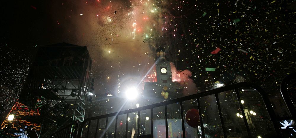 Fuegos artificiales para celebrar la llegada del nuevo año después de que el reloj de la Puerta de El Sol diera las doce campanadas.