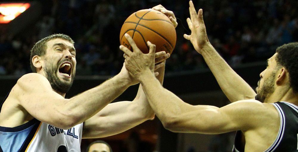 Marc Gasol (i) disputa un balón con Jeff Ayres, de San Antonio Spurs.