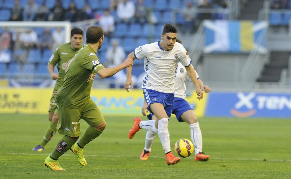 Cristo Martín controla el balón ante varios jugadores del Sporting en una jugada del partido de hoy.