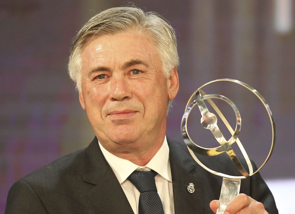 El entrenador del Real Madrid, el italiano Carlo Ancelotti, recibe el premio Globe 2014 durante la gala de entrega de premios celebrada en el hotel Atlantis de Dubai, Emiratos Árabes Unidos el 29 de diciembre de 2014.