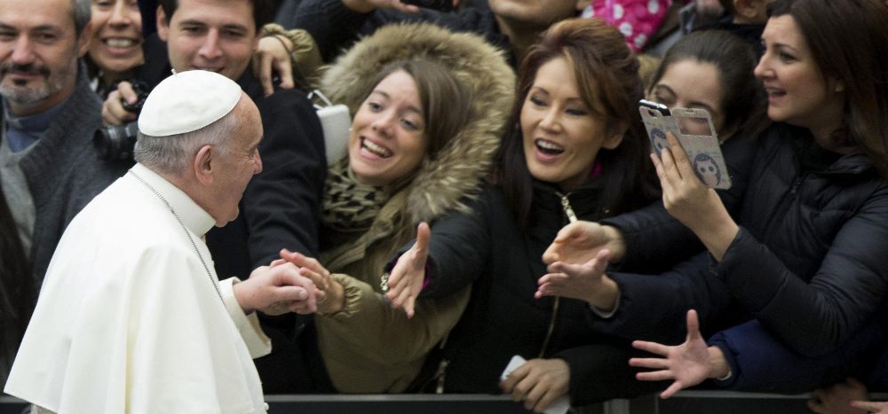 El Papa Francisco saluda a un grupo de fieles a su llegada a la Plaza de San Pedro del Vaticano.