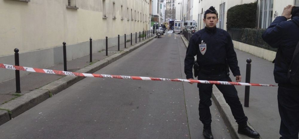 La policía bloquea una de las calles próximas a las oficinas del semanario satírico francés "Charlie Hebdo".