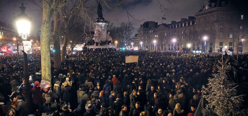 Varias personas se manifiestan para condenar el ataque contra la sede del semanario satírico francés "Charlie Hebdo".