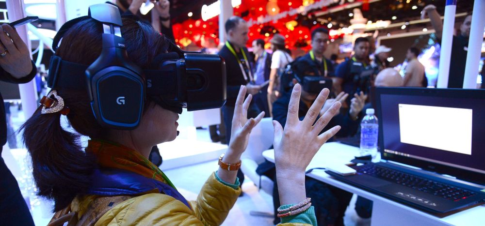 Una mujer utiliza un dispositivo de realidad virtual Altspace durante la inauguración de la Feria Electrónica de consumo CES en Las Vegas, Estados Unidos.