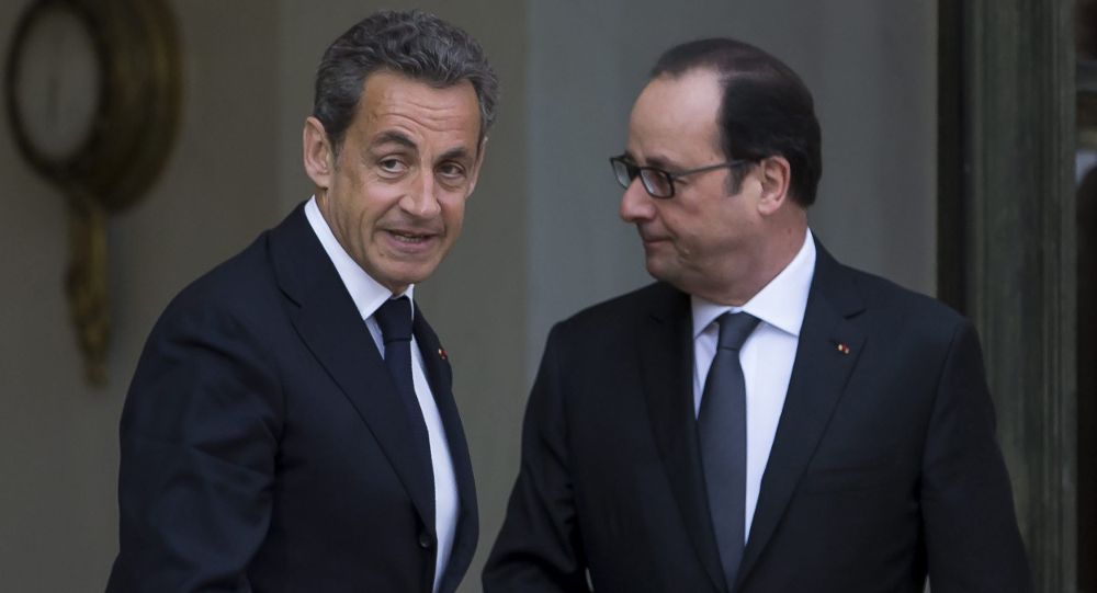 El presidente galo, François Hollande (c-dcha), estrecha la mano al expresidente francés y líder opositor Nicolas Sarkozy (izq), tras mantener una reunión en el Palacio del Elíseo en París (Francia) hoy, jueves 8 de enero de 2015. 