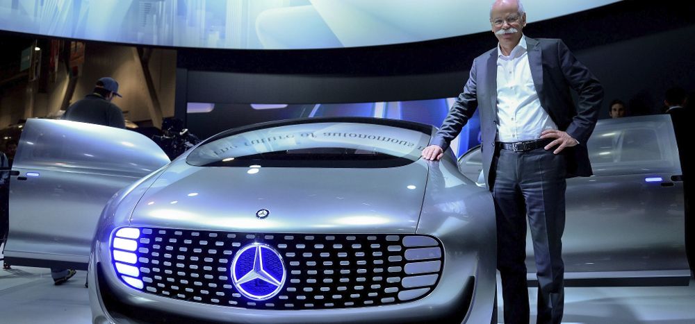 El responsable de la fabricante de automóviles Daimler, Dieter Zetsche, posa junto al Mercedes F015.