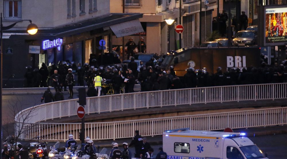 Efectivos del cuerpo de élite BRI asalta un supermercado judío en el este de París.