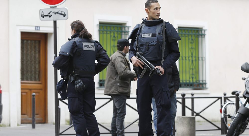 La Policía francesa establece un perímetro de seguridad durante una operación al Noreste de París, hoy, sábado.